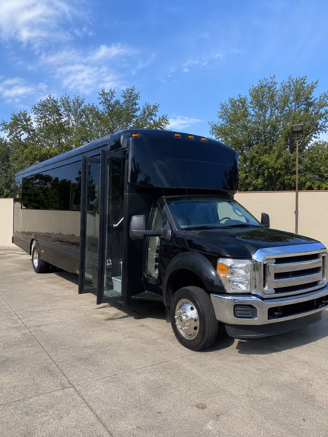 layton 20 passenger party bus